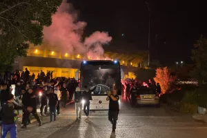 "ΝΤΟΥ" στο λεωφορείο: "Aντε γεια, πρωτάθλημα ξανά..."(φώτος/βίντεο)