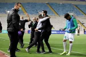 Της το (ξανα)γύρισε και βλέπει... τίτλο! (Φώτος)