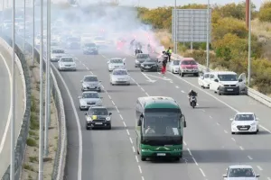 ΦΩΤΟΣ/Ομονοιάτες και λεωφορείο στο highway