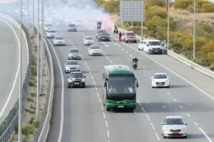 ΦΩΤΟΣ/Ομονοιάτες και λεωφορείο στο highway
