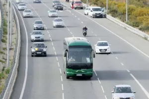 ΦΩΤΟΣ/Ομονοιάτες και λεωφορείο στο highway