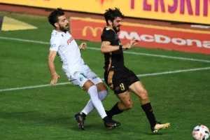 Της το (ξανα)γύρισε και βλέπει... τίτλο! (Φώτος)