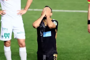 Της το (ξανα)γύρισε και βλέπει... τίτλο! (Φώτος)
