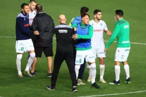 Της το (ξανα)γύρισε και βλέπει... τίτλο! (Φώτος)