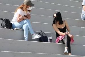 Χέρι-χέρι στο τρένο για την άνοδο (βίντεο/φώτος)
