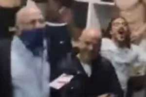 Το "πάρτι" στα αποδυτήρια, με ΤΙΜΟΥΡ-ΠΟΥΛΛΑΪΔΗ στην... πρώτη γραμμή! (Βίντεο)