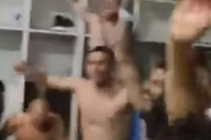 Το "πάρτι" στα αποδυτήρια, με ΤΙΜΟΥΡ-ΠΟΥΛΛΑΪΔΗ στην... πρώτη γραμμή! (Βίντεο)