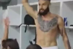 Το "πάρτι" στα αποδυτήρια, με ΤΙΜΟΥΡ-ΠΟΥΛΛΑΪΔΗ στην... πρώτη γραμμή! (Βίντεο)
