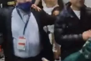Το "πάρτι" στα αποδυτήρια, με ΤΙΜΟΥΡ-ΠΟΥΛΛΑΪΔΗ στην... πρώτη γραμμή! (Βίντεο)