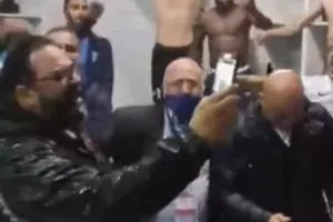 Το "πάρτι" στα αποδυτήρια, με ΤΙΜΟΥΡ-ΠΟΥΛΛΑΪΔΗ στην... πρώτη γραμμή! (Βίντεο)