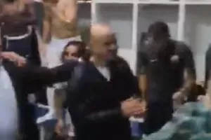 Το "πάρτι" στα αποδυτήρια, με ΤΙΜΟΥΡ-ΠΟΥΛΛΑΪΔΗ στην... πρώτη γραμμή! (Βίντεο)