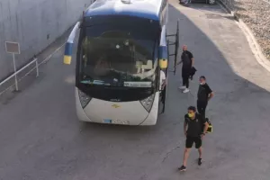 (Φώτος/Βίντεο) Η άφιξη της ΑΕΛ στο ΓΣΠ