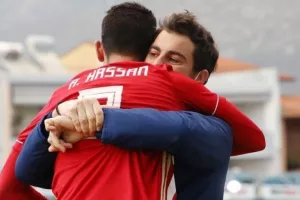 Η εξήγηση μιας αγκαλιάς που λέει πολλά για τον Ολυμπιακό