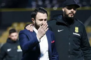 «Είναι ντροπή να πιάνεις τα γεννητικά σου όργανα και να απαντάς στην κερκίδα»
