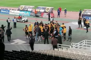 Ντου... στο γήπεδο και άγριο κράξιμο στους παίκτες! (Βίντεο)