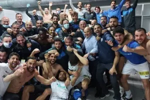 Στα αποδυτήρια με Πουλλαΐδη/''Τραγουδάμε για την προσφυγιά!"