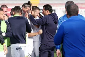 Εθνική… υποχρέωση η παραμονή! (φώτος) 