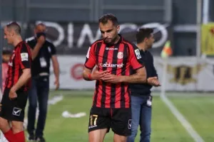 Βήμα παραμονής με ΔΙΠΛΟ μέσω... αυτογκόλ! (Φώτος)