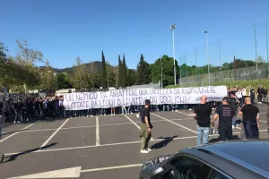 Οπαδοί σε παίκτες: «Παλέψτε σαν λιοντάρια ή φύγετε»