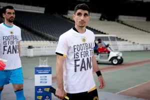 Με μπλουζάκια «Football is for the fans» οι παίκτες της Ένωσης
