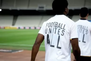 Με μπλουζάκια «Football is for the fans» οι παίκτες της Ένωσης