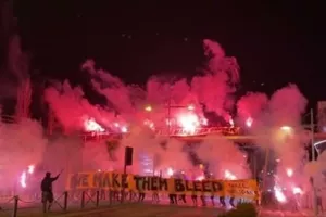 ΘΥΡΑ 3: "Συνεχίζουμε ενωμένοι και αλύγιστοι"