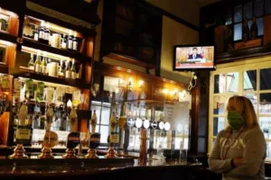 Προτείνει διαβατήρια εμβολιασμού για την είσοδο σε παμπ