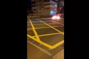 Λεμεσός: Επεισόδια από νεαρούς, ζημιές και φωτιά στη μέση του δρόμου