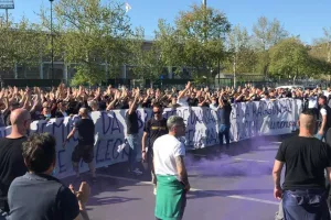 Οπαδοί σε παίκτες: «Παλέψτε σαν λιοντάρια ή φύγετε»