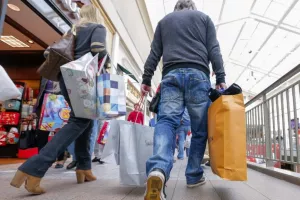 Από 10 Μαΐου σε λιανικό εμπόριο, καφέ, γυμναστήρια μόνο με test ή εμβόλιο