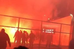 "Καυτή" υποδοχή στους θριαμβευτές (βίντεο)