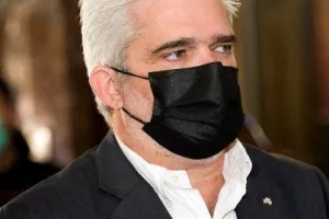 (Φωτογραφίες) Συγκίνηση στο "τελευταίο αντίο" του σπουδαίου Νίκου Χαραλάμπους