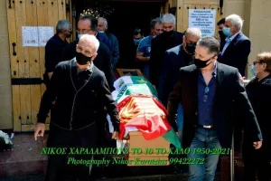 (Φωτογραφίες) Συγκίνηση στο "τελευταίο αντίο" του σπουδαίου Νίκου Χαραλάμπους