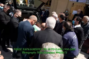 (Φωτογραφίες) Συγκίνηση στο "τελευταίο αντίο" του σπουδαίου Νίκου Χαραλάμπους