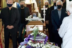 (Φωτογραφίες) Συγκίνηση στο "τελευταίο αντίο" του σπουδαίου Νίκου Χαραλάμπους