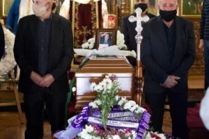 (Φωτογραφίες) Συγκίνηση στο "τελευταίο αντίο" του σπουδαίου Νίκου Χαραλάμπους