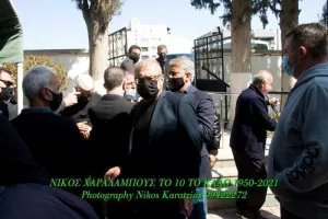 (Φωτογραφίες) Συγκίνηση στο "τελευταίο αντίο" του σπουδαίου Νίκου Χαραλάμπους