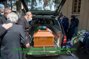 (Φωτογραφίες) Συγκίνηση στο "τελευταίο αντίο" του σπουδαίου Νίκου Χαραλάμπους