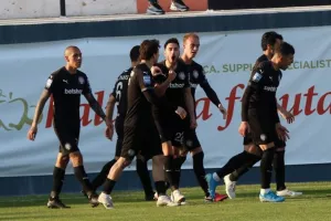Εκτός έδρας δοκιμασίες για τους τρεις που παλεύουν για την παραμονή