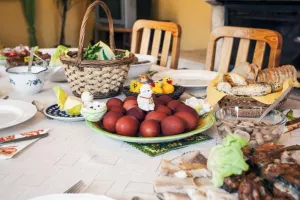 Πόσα άτομα στο Πασχαλινό τραπέζι - Τελευταίες πληροφορίες