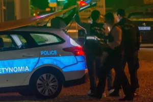 Λεμεσός: Έκαψαν κάλαθο, έριχναν κροτίδες και τραυμάτισαν Αστυνομικό
