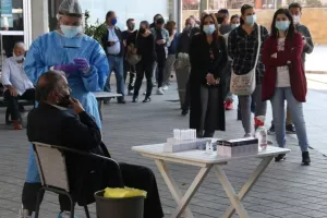 (ΤΕΣΤ COVID) Ρινικό για όλους πλέον - Λιγότερο ενοχλητικό