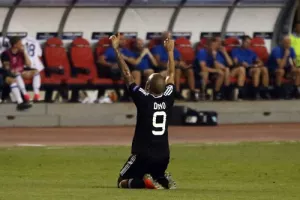 Eπιστροφή Dino Ndlovu