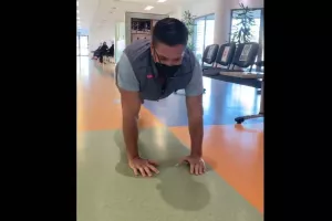 Εμβολιάστηκε ο Κρίστοφερ – "Σταματάτε να ακούτε τις μάγισσες" (βίντεο)