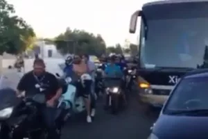 Ανορθωσιάτικος συνωστισμός στους δρόμους, "κόλλησε" το πούλμαν της αποστολής! (βίντεο)