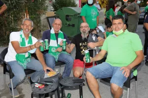 ΦΩΤΟΣ/Χαμόγελα με τα τρόπαια και τους παίκτες οι Ομονοιάτες