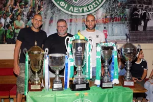 ΦΩΤΟΣ/Χαμόγελα με τα τρόπαια και τους παίκτες οι Ομονοιάτες