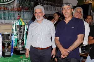 ΦΩΤΟΣ/Χαμόγελα με τα τρόπαια και τους παίκτες οι Ομονοιάτες