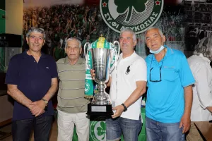 ΦΩΤΟΣ/Χαμόγελα με τα τρόπαια και τους παίκτες οι Ομονοιάτες