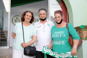 ΦΩΤΟΣ/Χαμόγελα με τα τρόπαια και τους παίκτες οι Ομονοιάτες